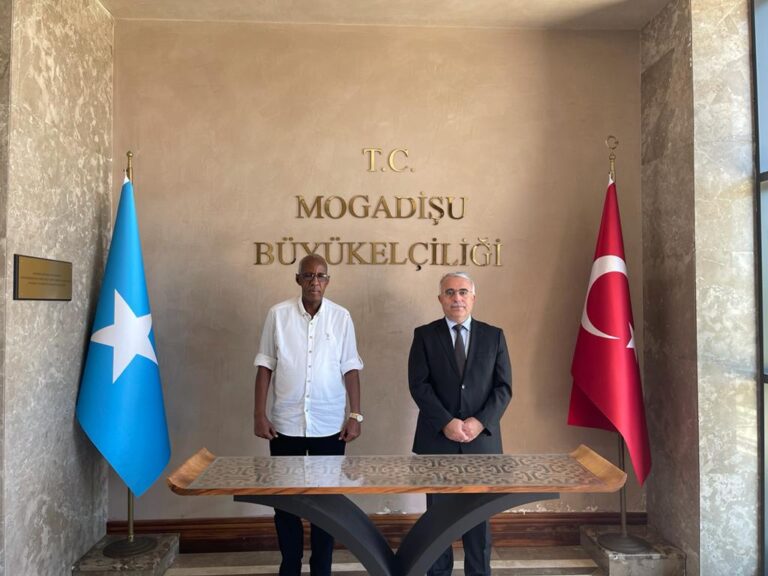 Wasiirka Arrimaha Gudaha oo la kulmay Safiirka Turkiga ee Soomaaliya