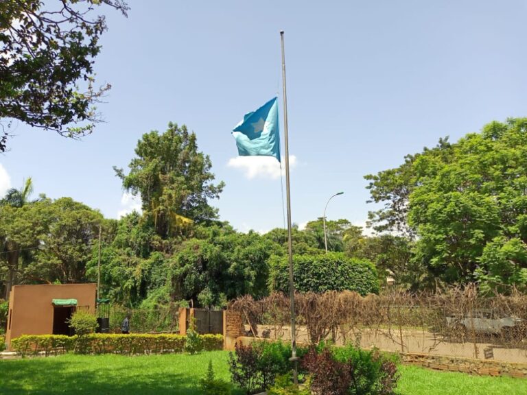 Safaaradda Soomaaliya ee Uganda oo muddo 3 cisho ah calanka hoos u dhigtay