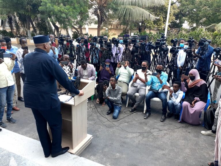 القائم بأعمال وزير الإعلام الصومالي يتحدث عن فيروس كورونا والانتخابات وقضية النزاع الحدودي مع كينيا