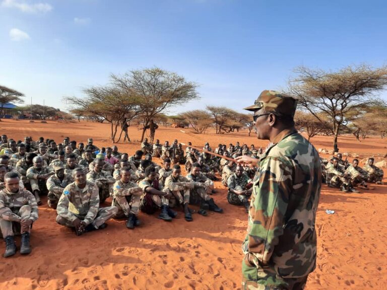 قائد الفرقة الـ21 يتفقد قوات تستعد لشن عملية ضد مليشيات الشباب