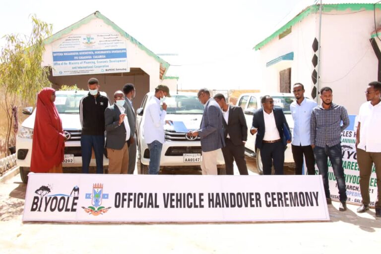 Gaadiid loogu deeqay wasaarado ka tirsan Galmudug”SAWIRRO”