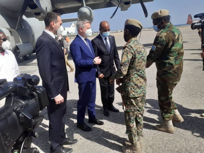 Wasiirka difaaca Taliyaaniga oo gaaray Muqdisho “Sawirro”