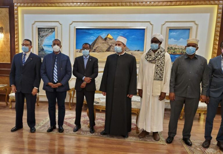 وزير الأوقاف يصل القاهرة للمشاركة في مؤتمر حوار الأديان والثقافات