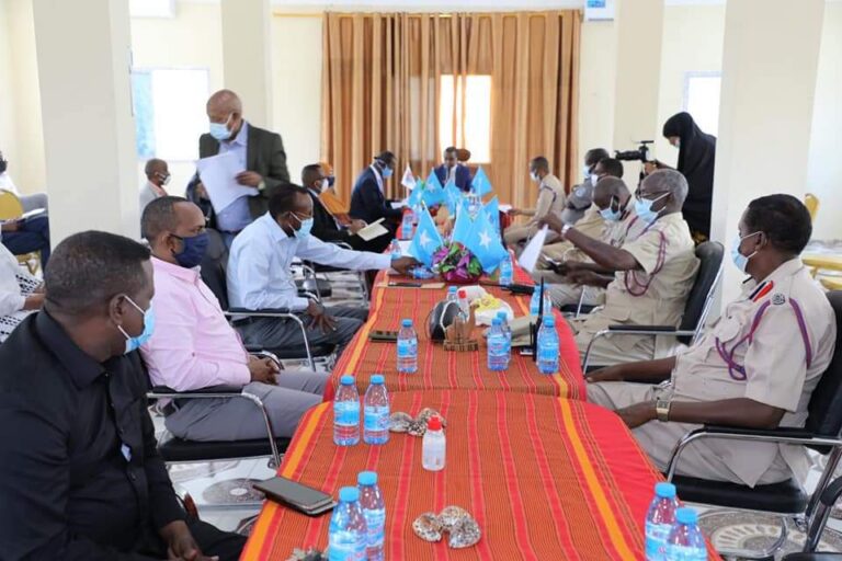 Guddoomiye Cumar Filish oo shir gudoomiyay kulan looga arrinsanayay wacyigelinta Covid 19