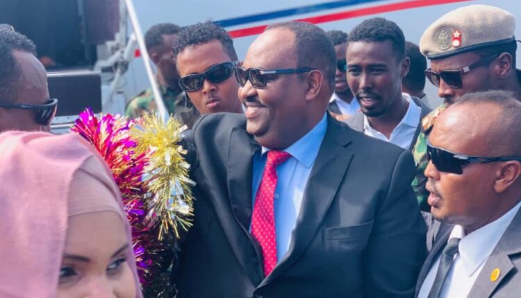 وصول رئيس ولاية بونتلاند إلى مقديشو