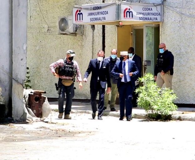 وزير الإعلام يستقبل السفير الإيطالي لدى البلاد