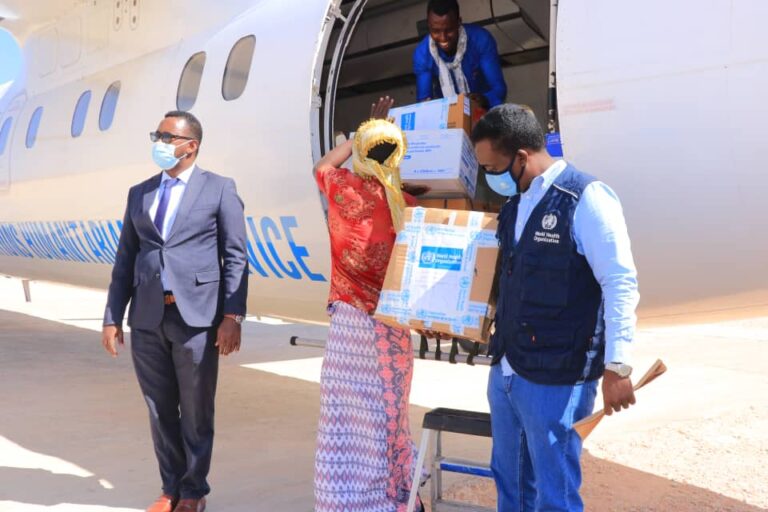 Wasaaradda caafimaadka XFS oo qalab caafimaad ku wareejisay Galmudug