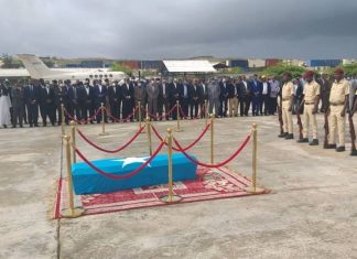 وصول جثمان رئيس جمهورية الصومال الأسبق إلى العاصمة مقديشو