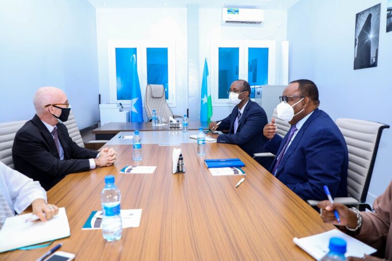 لقاء بين رئيس ولاية بونتلاند ومبعوث الأمم المتحدة إلى الصومال