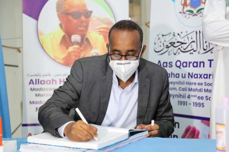 رئيس الوزراء يزور أسرة المرحوم علي مهدي رئيس البلاد الأسبق