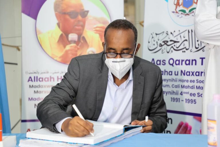 R/wasaare Rooble oo saxiixay buugga tacsida ee madaxweynihii hore Cali Mahdi