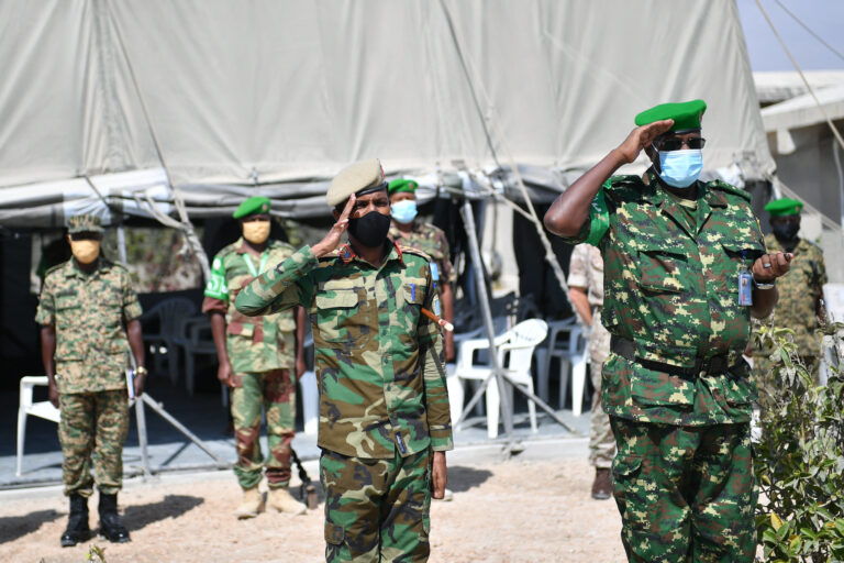 Taliyaasha Ciidamada AMISOM iyo Ciidanka Xoogga Dalka oo kormeeray taliska Yugaandha ee Muqdisho