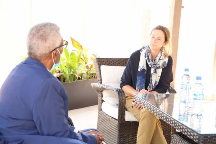 عبدي حاشي يلتقي السفيرة البريطانية في مقديشو