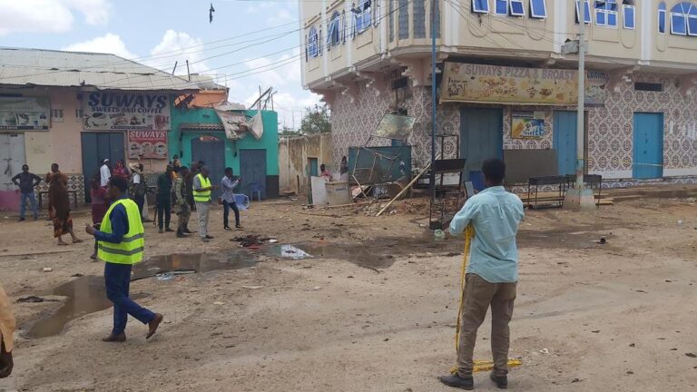 انتحاري يفجر نفسه في مطعم شعبي بمدينة بيدوا