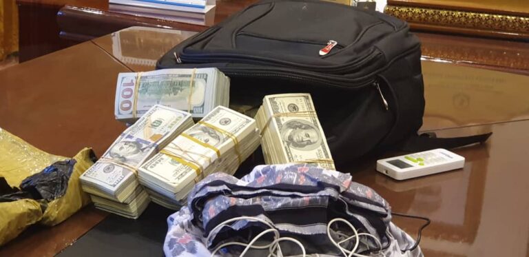 Somali police seize illegal cash money at the airport
