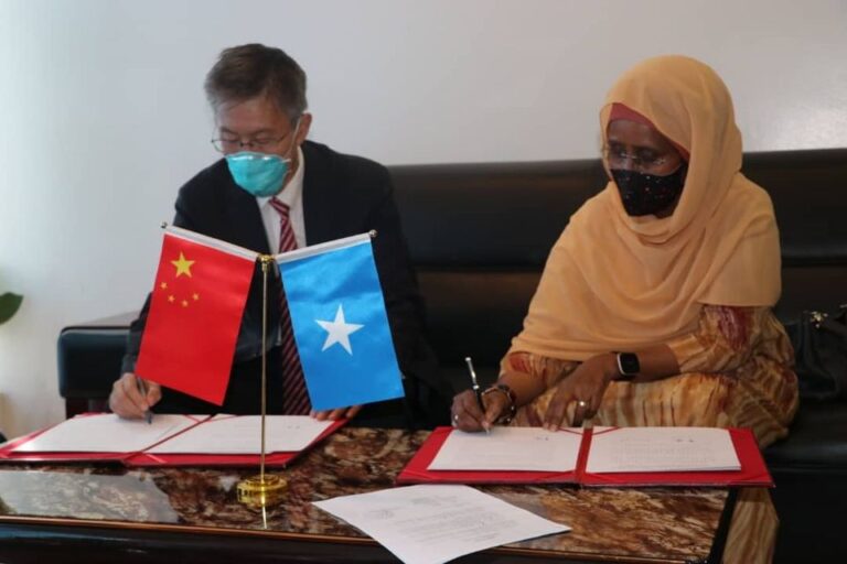 جمهورية الصومال تتسلم ٢٠٠ ألف جرعة جديدة من لقاح كورونا الصيني