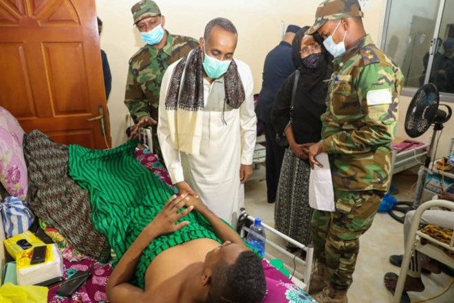 القائم بأعمال رئيس الوزراء يتفقد أوضاع الجنود المصابين في هجوم إقليم شبيلي السفلى