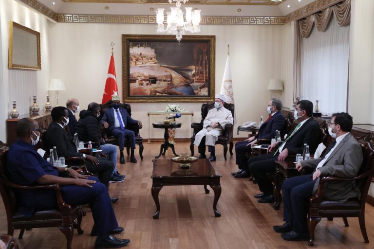 معالي وزير الأوقاف يلتقي رئيس الشؤون الدينية التركي