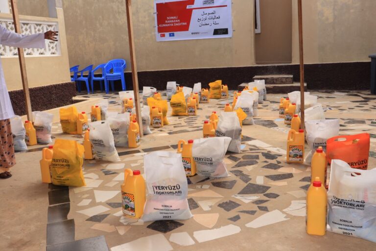 Somalia: Turkish charity gives food aid to 900 families