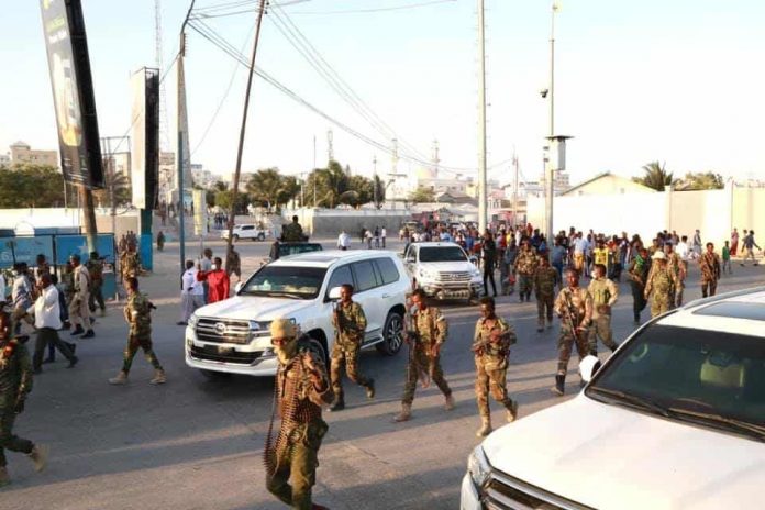 الرئيس الأسبق شريف شيخ أحمد ينتقل إلى مديرية عبد العزيز في مقديشو