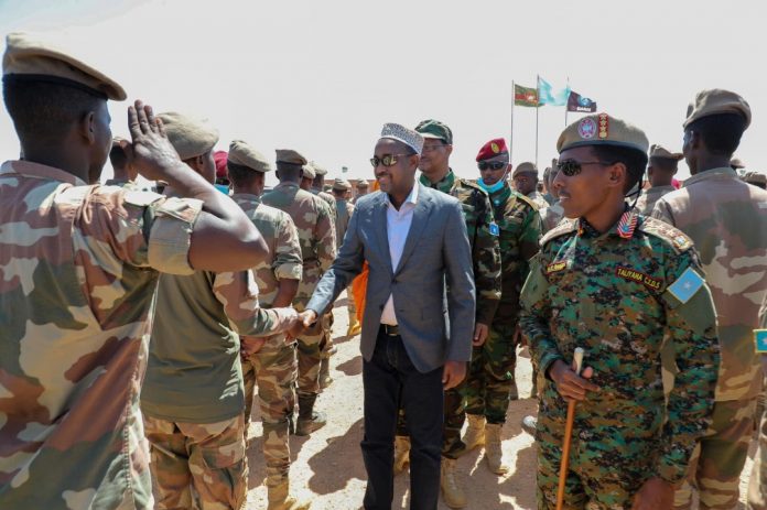 رئيس الوزراء يتفقد القواعد العسكرية في محافظة شبيلي السفلى