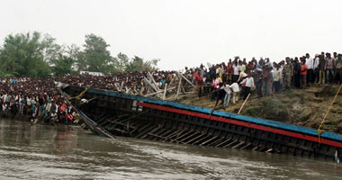 مصرع 5 أشخاص وفقدان العشرات إثر غرق عبارة وسط بنغلاديش