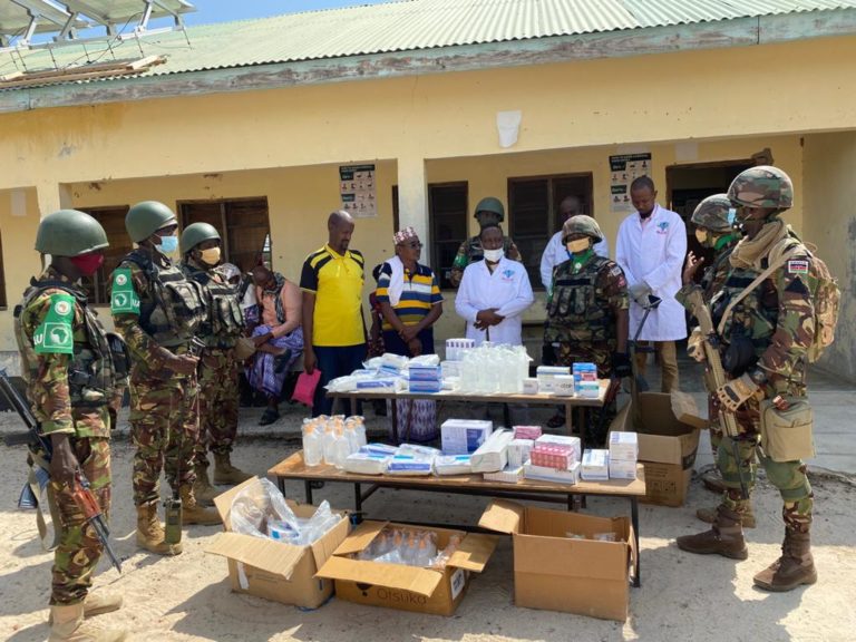AMISOM Kenya contingent donate medicines to Hoosingo hospital