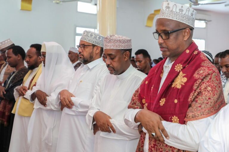 رئيس الوزراء يؤدي صلاة العيد بمسجد الشهداء في العاصمة مقديشو