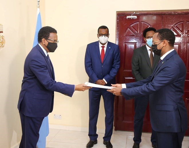 President Farmajo receives credentials from new Ethiopian ambassador to Somalia President Farmajo receives credentials from new Ethiopian ambassador to Somalia