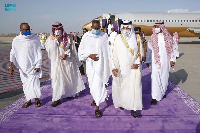 رئيس الوزراء يصل جدة لأداء مناسك العمرة