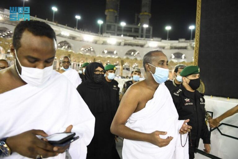 رئيس الوزراء يؤدي مناسك العمرة