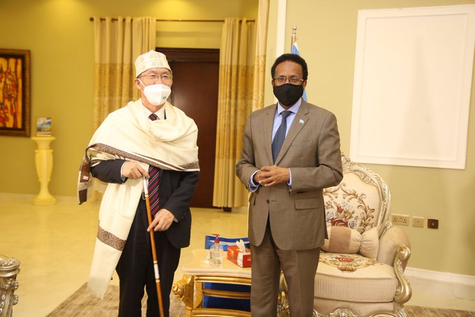 سفير الصين لدى البلاد يودع رئيس الجمهورية والشعب الصومالي