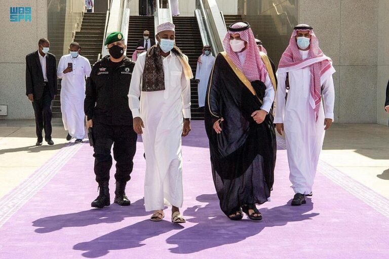 رئيس الوزراء يغادر جدة ويعود إلى أرض الوطن