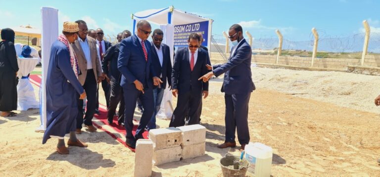 وزير النقل والطيران المدني يضع حجر الأساس لمركز صيانة مطار مقديشو الدولي