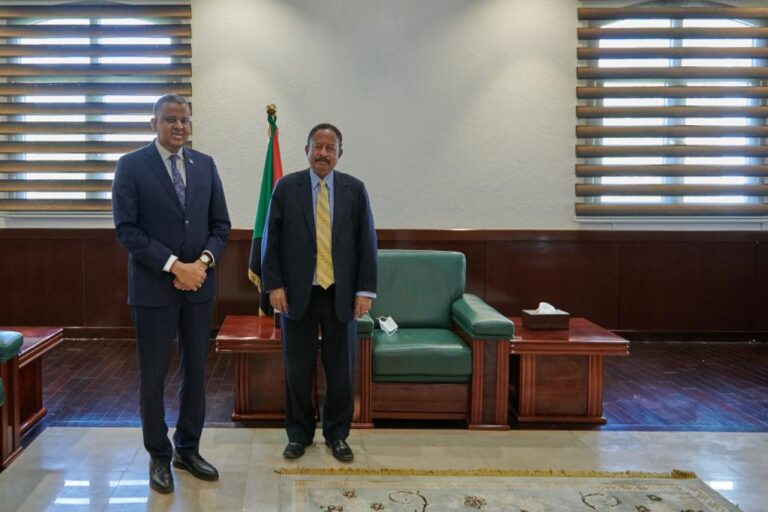 سفير الجمهورية لدى الخرطوم يلتقي رئيس مجلس الوزراء السوداني