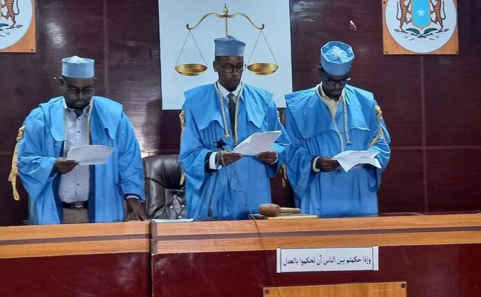 محكمة إقليم بنادر تبدأ الاستماع إلى قضية ضد أشخاص من بينهم أربعة أجانب