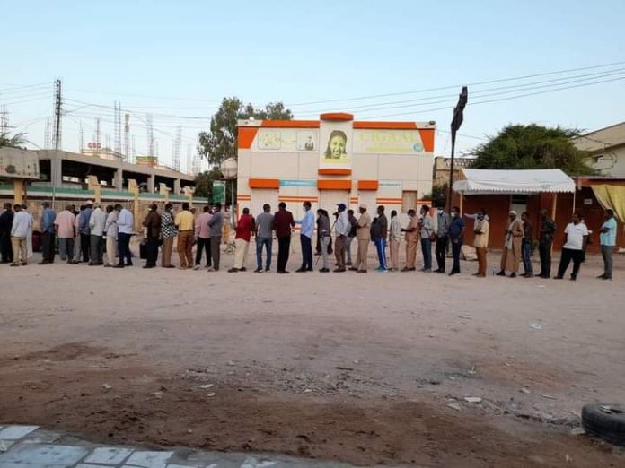 سكان إدارة أرض يدلون بأصواتهم في الانتخابات النيابية والمحلية