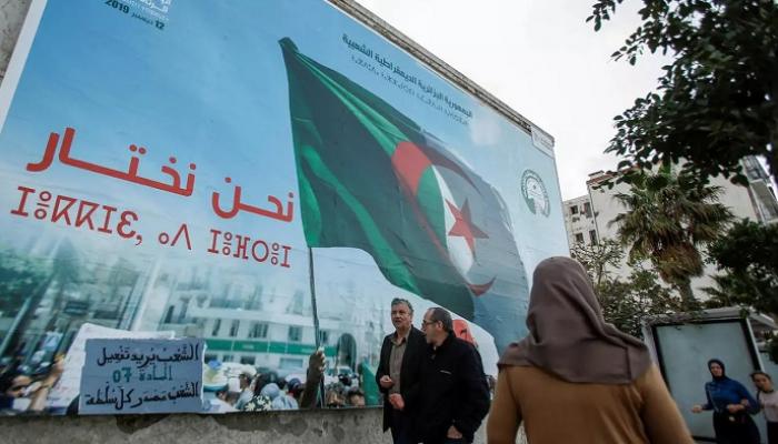 الناخبون الجزائريون يتوجهون إلى صناديق الاقتراع