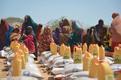 AMISOM troops assist displaced Beletweyne families