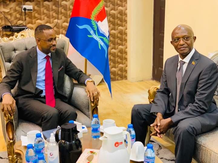 نائب محافظ بنادر للشؤون الأمنية يجتمع مع السفير الأوغندي