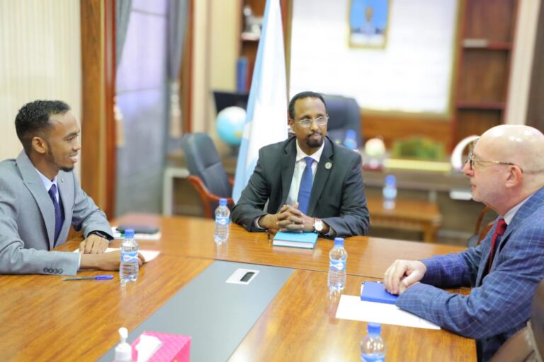 وزير العمل يستقبل مدير مكتب منظمة الهجرة الدولية في الصومال