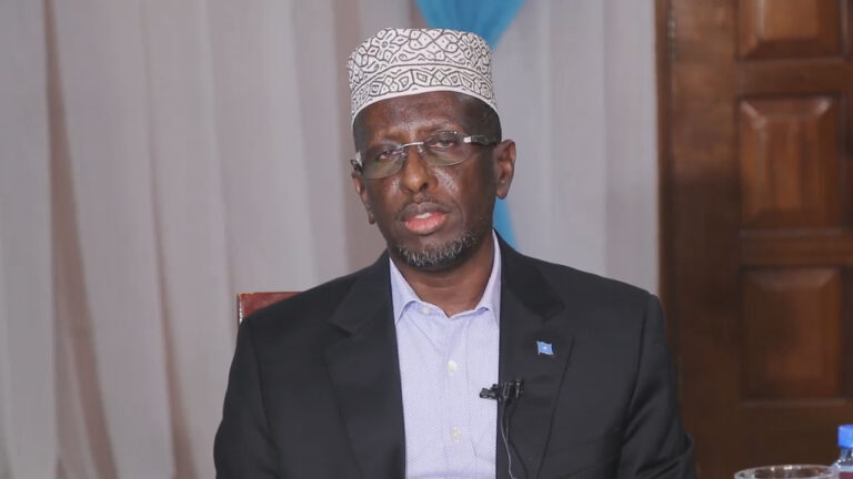 الرئيس الأسبق شريف شيخ أحمد يهنئ جمهورية جيبوتي بعيد استقلالها الـ 44
