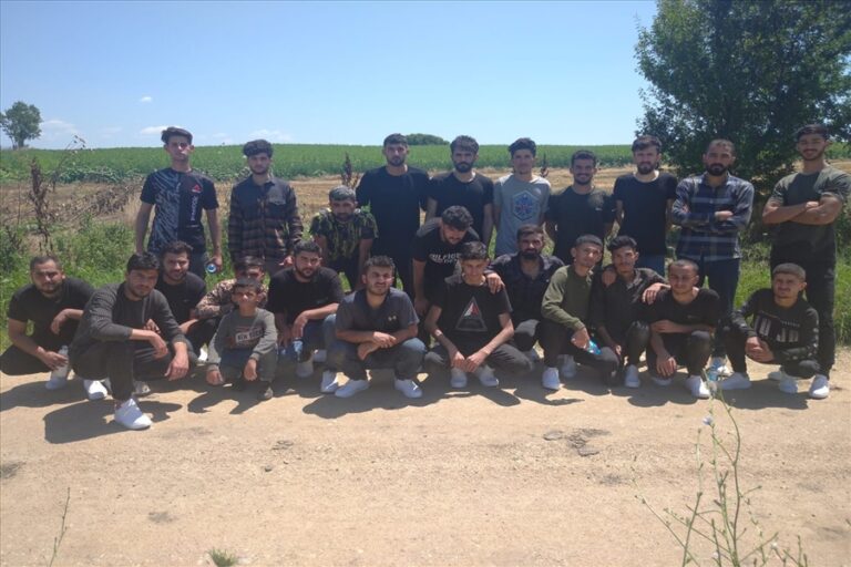 تركيا: إنقاذ 42 طالب لجوء على الحدود مع اليونان