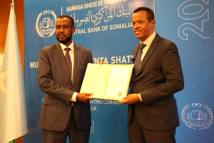 البنك المركزي الصومالي يمنح ترخيصا لخدمة التحويل المالي عبر الهاتف من شركة صومتيل
