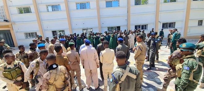 نشر الشرطة في نقاط تفتيش كانت فيها عناصر من قوات مصلحة السجون أطلقت النار على رئيس صومالي سابق