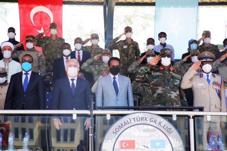 رئيس الجمهورية يشارك في حفل تخرج الدفعة الثالثة من ضباط الجيش في مركز التدريب العسكري التركي