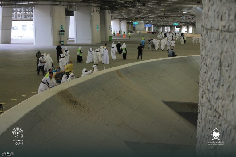 حجاج بيت الله الحرام يرمون الجمرات في أول أيام التشريق بمنى