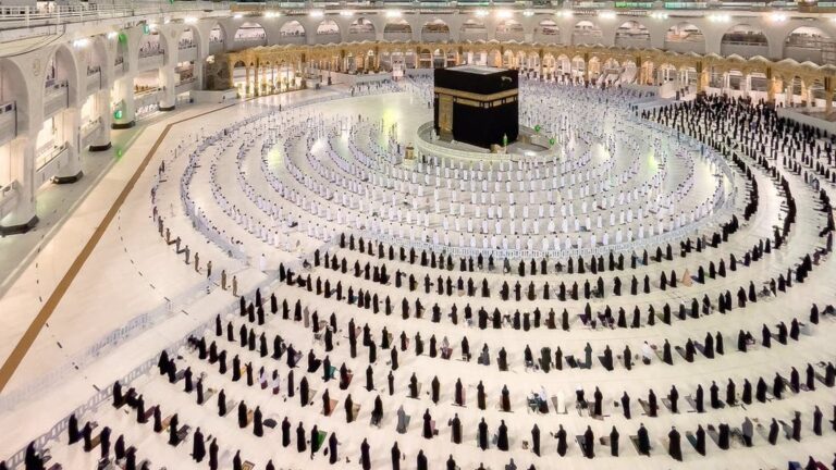 الحرم المكي يستقبل طلائع حجاج بيت الله الحرام