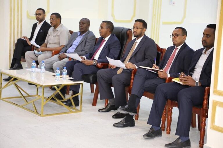 محافظ بنادر يجتمع مع رؤساء مديريات المحافظة