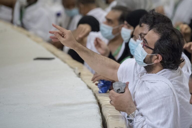 حجاج بيت الله الحرام يؤدون أعمال يوم النحر